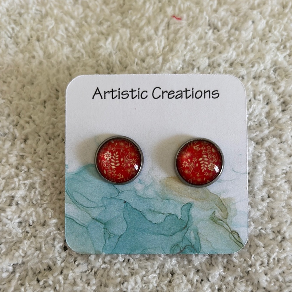 Red Floral Glass Cabashon Pierced Fashion  Earrings NWT .50”